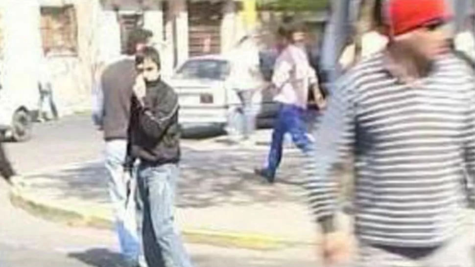  TRIPOLONE Y EL ARMA. En avenida Mitre y San Martín hubo una balacera en 2007. GENTILEZA CANAL 8