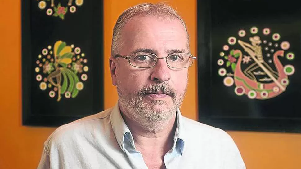 RASTREADOR. Mayer recrea las historias de una veintena de artistas, de quienes expone la relación entre su obra y el delito. 