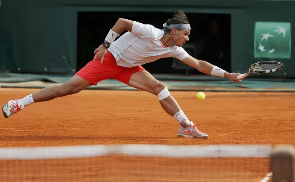 EXIGIDO. Nadal llega con lo justo a pegar; la postal se repetirá ante Djokovic. 