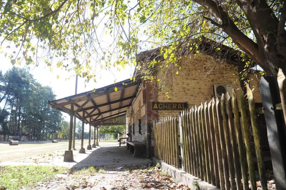   UNA RELIQUIA. La estación Acheral nació con el pueblo. Las calles se trazaron en torno a la parada ferroviaria y las viviendas se construyeron en las inmediaciones del predio ferroviario. LA GACETA / FOTOS DE OSVALDO RIPOLL  