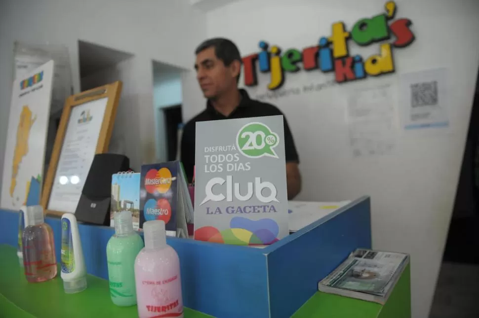 BUSCÁ TU BENEFICIO. En la peluquería infantil, los chicos se divierten mientras los expertos les cortan el pelo. LA GACETA / FOTO DE FRANCO VERA