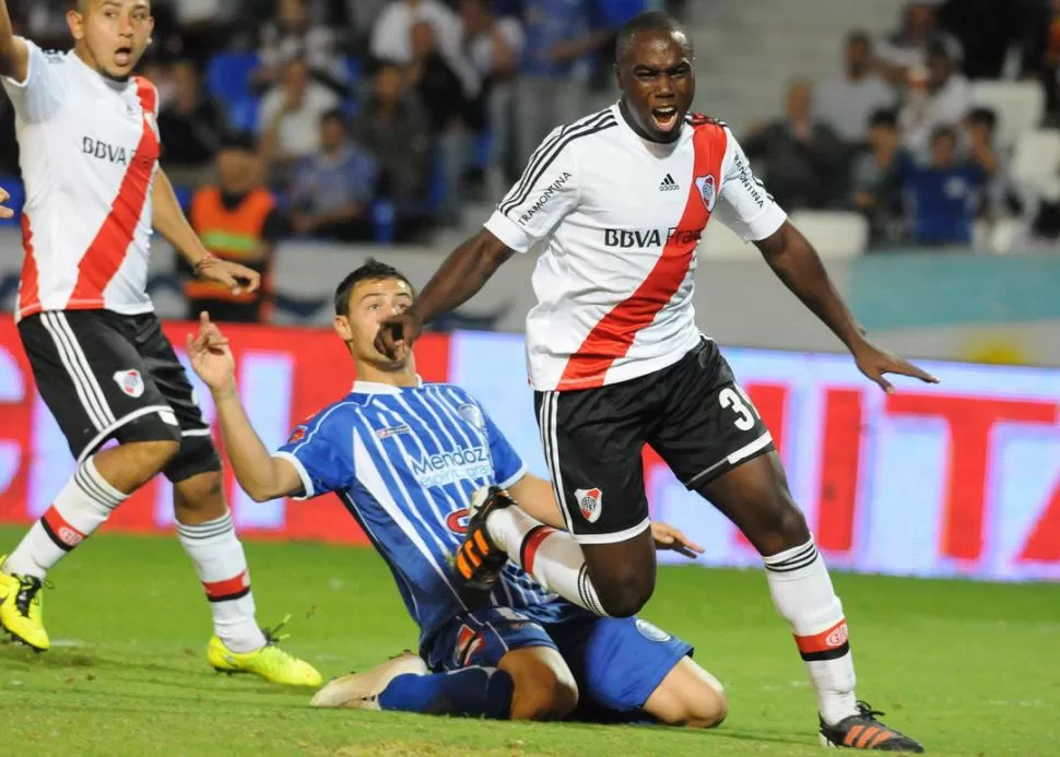 REGRESO ESPERADO. El colombiano Álvarez Balanta jugará desde el inicio. 