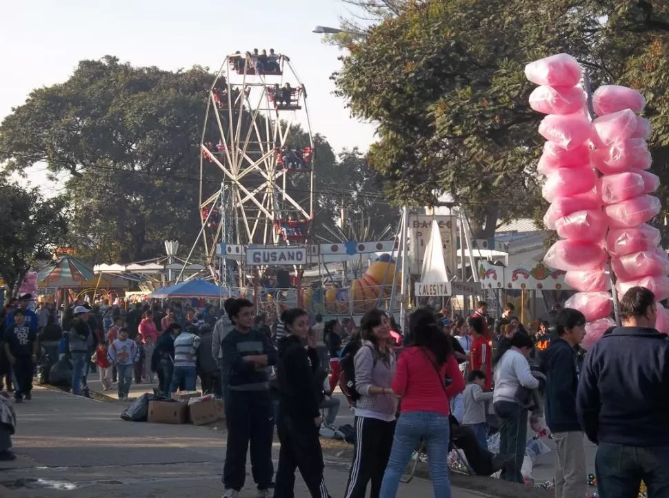 DIVERSIÓN PARA TODOS. Ya está montado, en la plaza taficeña, el parque de juegos mecánicos infantiles. FOTOS MUNICIPALIDAD DE SAN ANTONIO