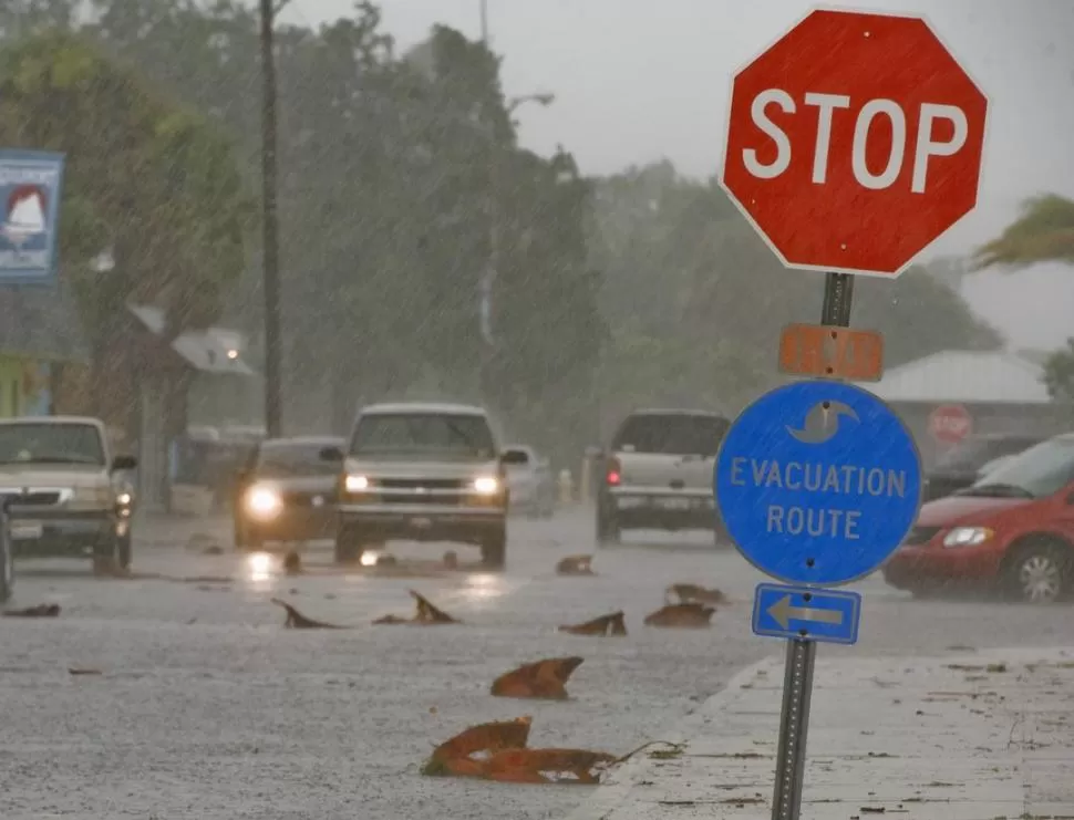 DAÑOS. La tormenta tropical ya se hace sentir en Gulfort, Florida. REUTERS