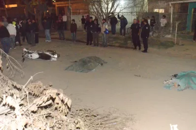 Iban en moto, impactaron contra un montículo, cayeron y murieron en el acto