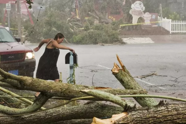 Andrea descarga violentas tormentas por la costa Este