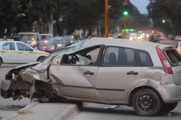 Brutal choque entre dos autos en la avenida Colón