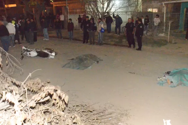 Iban en moto, impactaron contra un montículo, cayeron y murieron en el acto