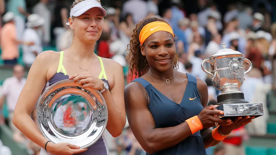 PARA LA VITRINA. Williams posa junto a Sharapova. REUTERS