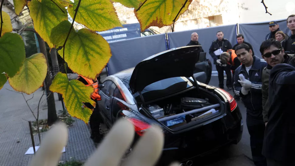 INVESTIGACIÓN. En el auto encontraron sangre, papeles y otras pertenencias revueltas. CAPTURA DE VIDEO