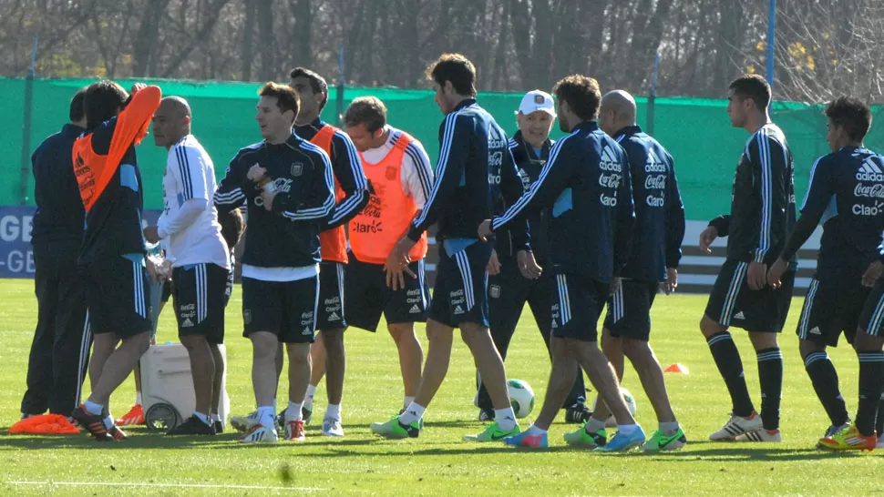 CARA NUEVA. Clemente Rodríguez (de blanco) fue citado tras la suspensión de Zabaleta. TÉLAM