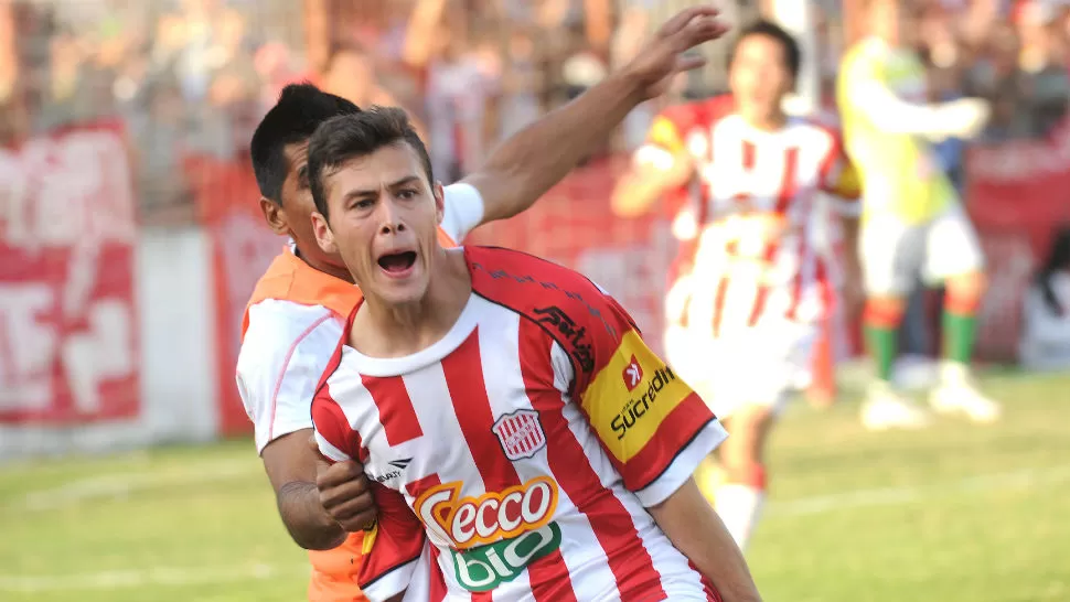 GRITALO, NENE. Chacana marcó uno de los tres goles para el santo. LA GACETA / HÉCTOR PERALTA