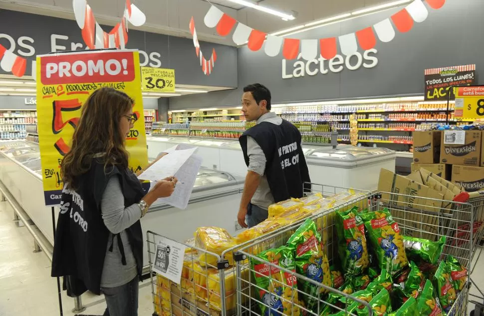 PLANILLA EN MANO. Voluntarios del plan Mirar para cuidar observan la aplicación del plan nacional en Tucumán. Faltan productos a precios congelados. LA GACETA / FOTO DE HECTOR PERALTA