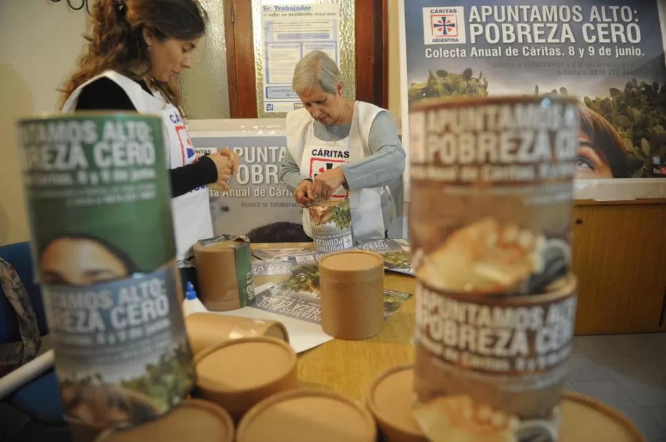  EN PLENA TAREA. Voluntarios de Cáritas preparan las alcancías con las que recorrerán los barrios y el centro en busca de la ayuda de los vecinos. LA GACETA / FOTO DE FRANCO VERA