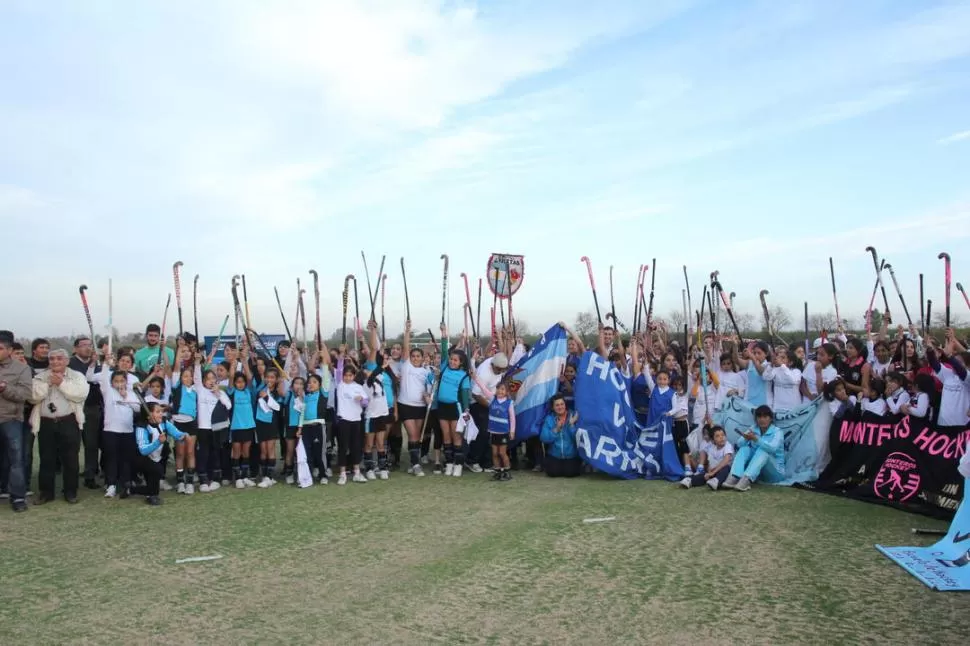 FELICES. Las más de 300 niñas que participaron de la inauguración de la cancha, fueron las que se sacaron el gustito y se divirtieron a lo grande en los los partidos. 