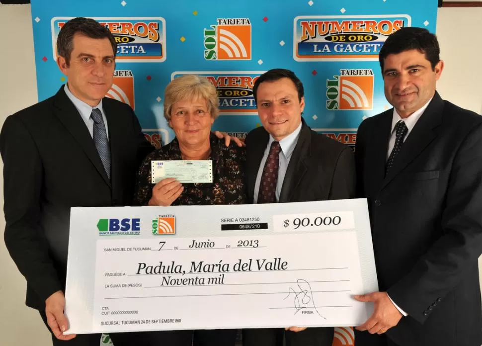 GRAN MOMENTO. María del Valle Padula posa con los cheques rodeada por Neme, Baumgartner y Del Pino. LA GACETA / FOTO DE DIEGO ARáOZ