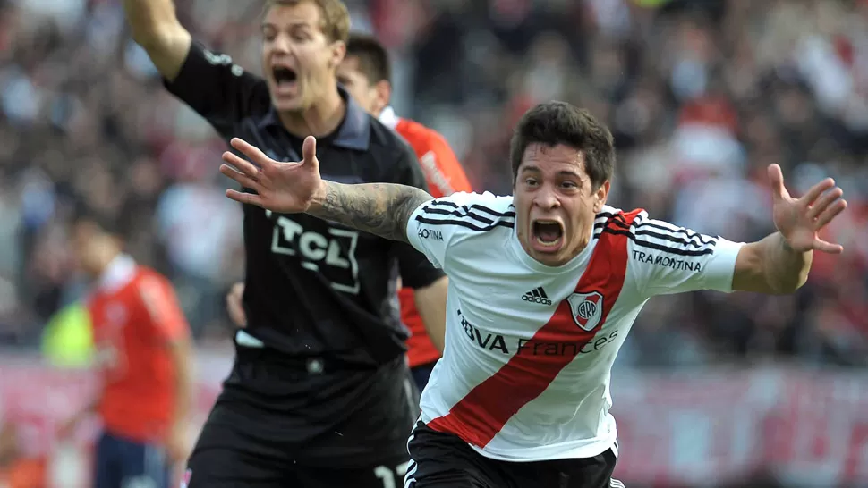 SUEÑA. Con el gol de Iturbe, River se ilusiona con treparse a la punta. TELAM