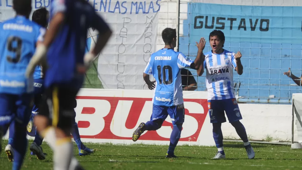 ÍDOLO. El Pulguita festejó su primer gol de la tarde ante Brown. LA GACETA