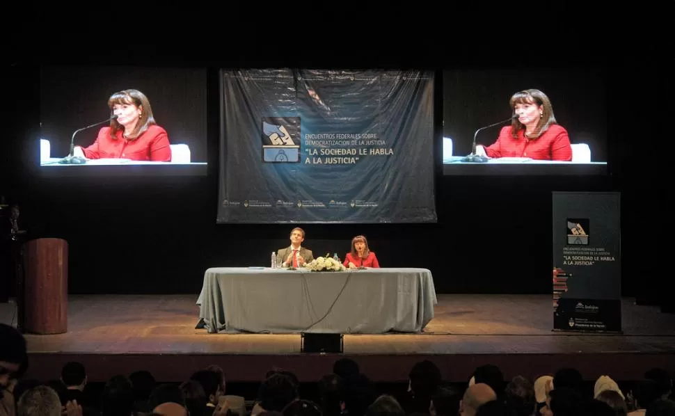 APOYO. El secretario de Justicia de la Nación, Julián Álvarez, cerró con Susana Trimarco el debate por la reforma. LA GACETA / FOTO DE FRANCO VERA