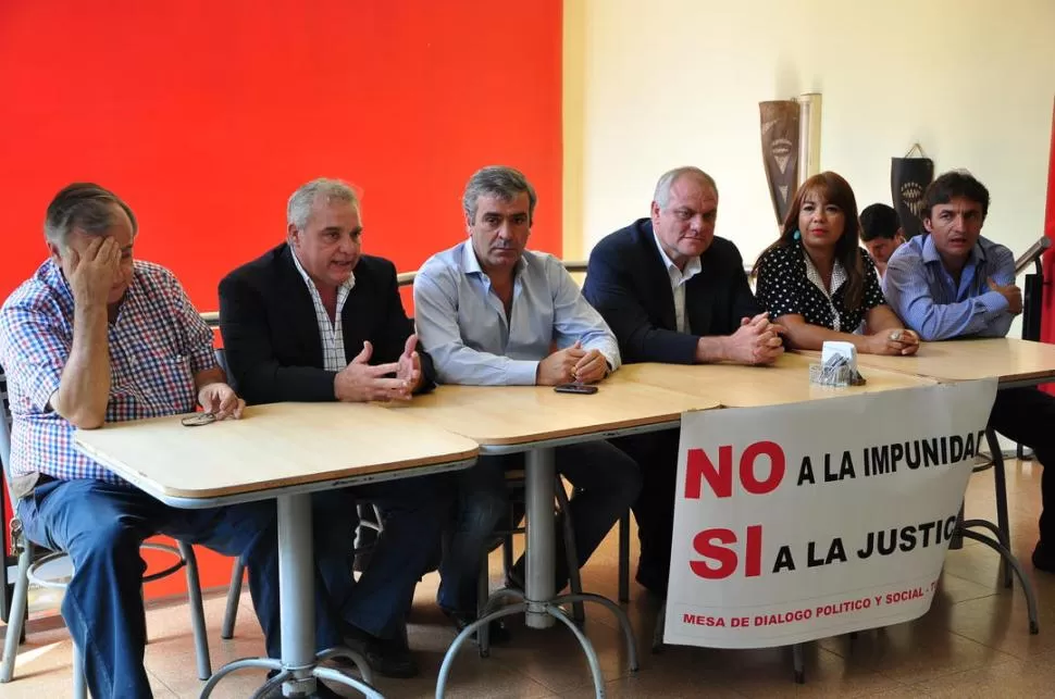 HACIA OCTUBRE. Oscar Gramajo, José Cano, Federico Masso, Sandra Manzone y Roberto Sánchez van juntos. PRENSA UCR