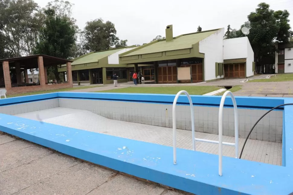 HOSTERÍA. La pileta con aguas termales es llenada y vaciada a diario. El interior del establecimiento está climatizado y la caminería sigue renovándose. LA GACETA / FOTOS DE OSVALDO RIPOLL