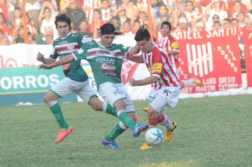 CON TODO. Franco Zambrano trata de evitar la proyección de Alejandro Rébola. San Martín ganó y está en las semifinales.  