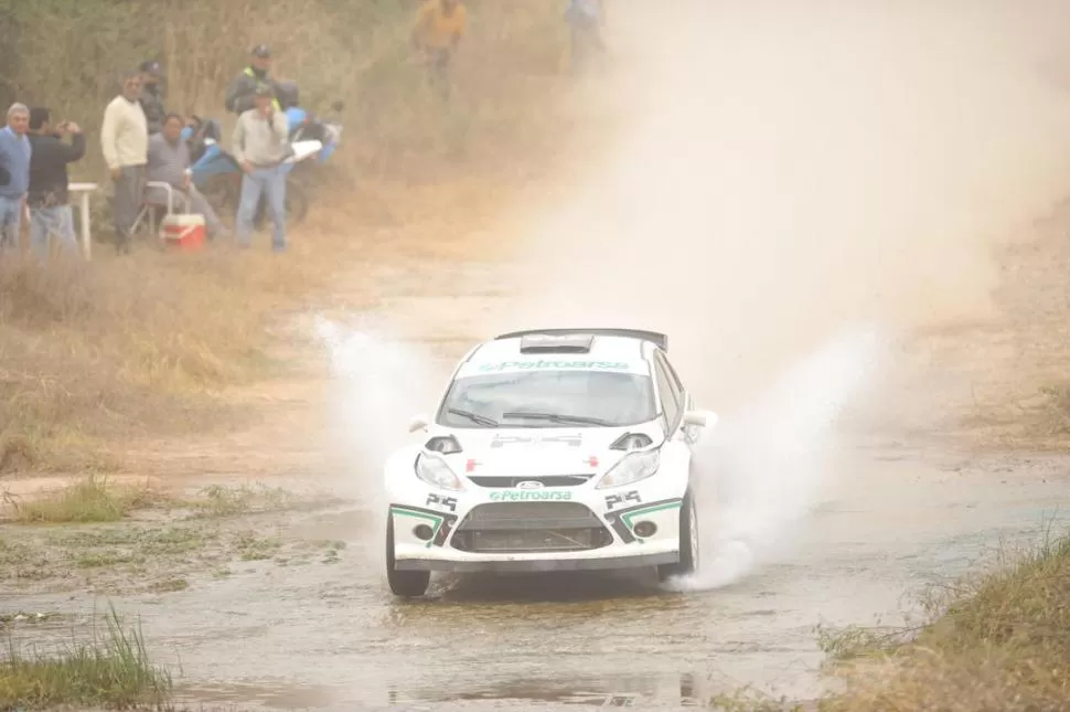 EL HOMBRE DE LA ETAPA. Gerónimo Padilla confirmó que está en levantada en Maxi Rally. El Ford Fiesta, que cuenta con la navegación de José María Drago, se mostró impecable en los caminos. 