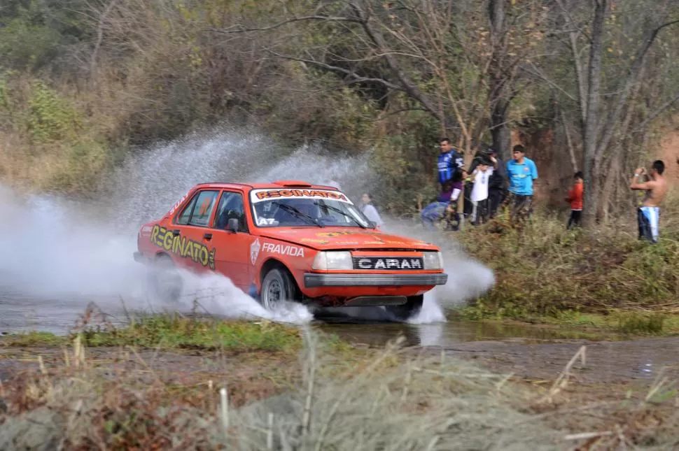 MÁQUINA FEROZ. Andrés Reginato corrió con nuevo navegante, Juan Pablo Del Riego, pero mantuvo la mano firme para llevar adelante al Renault 18 N° 61. 