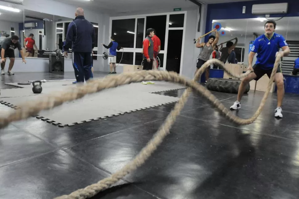 EN EL BOX. Los entrenadores Leopoldo de Chazal y Maximiliano Benejam coordinan  la clase de CrossFit. La práctica dura una hora, pero la rutina intensa sólo es de 25 minutos y los ejercicios van cambiando todos los días.  LA GACETA / FOTOS DE INéS QUINTEROS ORIO - ENRIQUE GALINDEZ