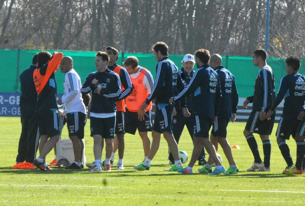 PUESTA A PUNTO. El seleccionado practicó ayer en Ezeiza y Sabella no dio pistas sobre la formación que pondrá en Quito. 