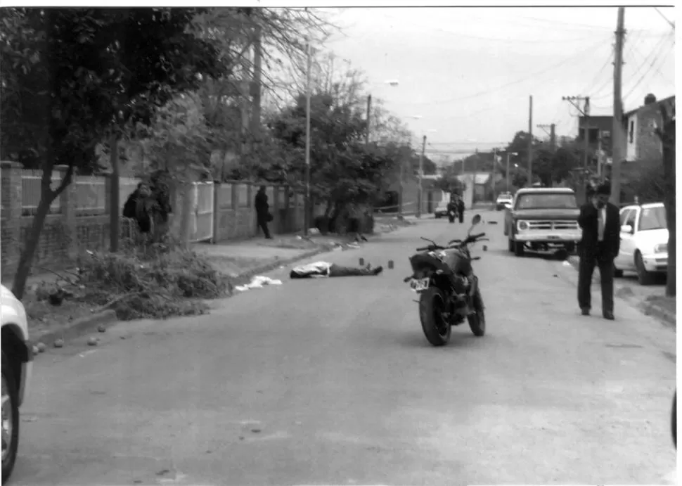 SIN VIDA. El cuerpo de Lucas Casucheli quedó tendido sobre el pavimento. FOTO GENTILEZA / HUGO RODRíGUEZ