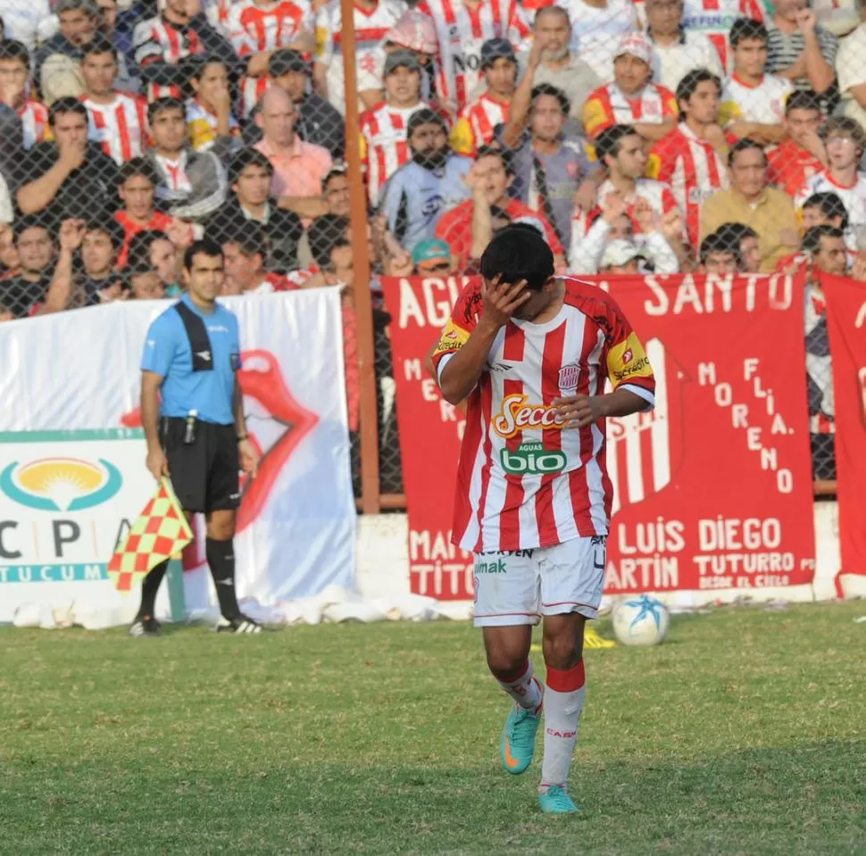 EL PEOR MOMENTO. Serrano se va expulsado por doble amarilla luego de una acción infantil (puso la mano en una jugada sin peligro) y dejó al equipo con 9 hombres. El lateral no podrá estar el duelo que viene. 