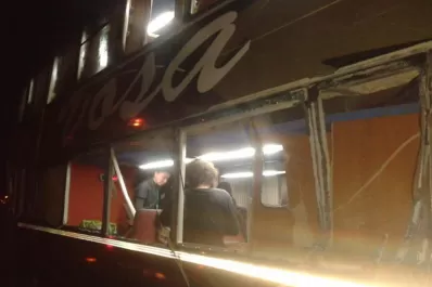 Un colectivo que partió desde Retiro hacia Tucumán chocó en la ruta 34