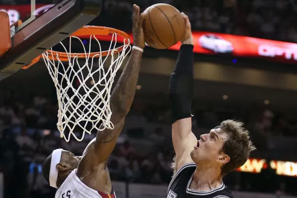 El video del tapón de LeBron James a Thiago Splitter