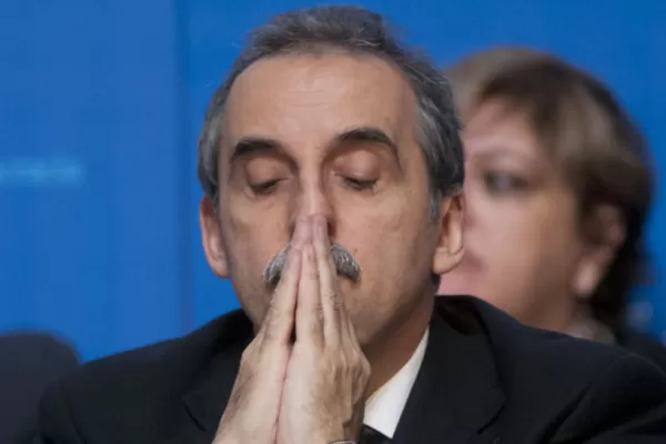 Moreno quiere un blue entre $ 6 y $ 7 o retira licencias a las casas de cambio