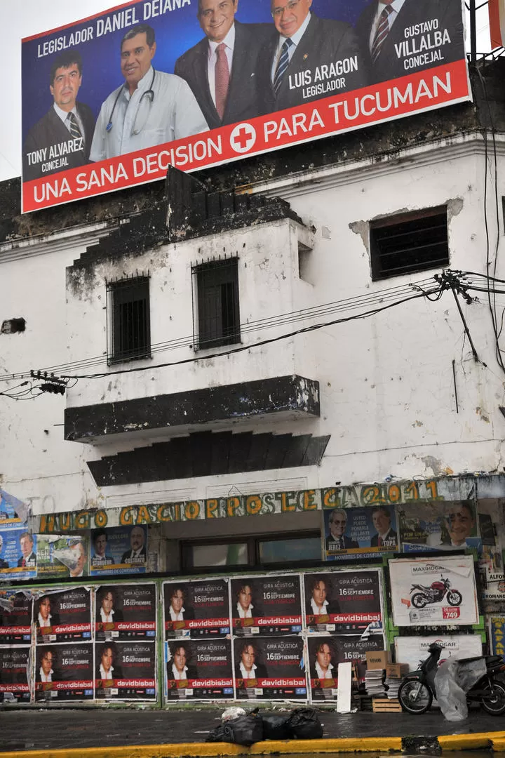 EL EX CINE. El frente estilo art decó es un recuerdo; las rejas cubren las ventanas de la vieja sala de proyección. LA GACETA / FOTOS DE HECTOR PERALTA Y ARCHIVO