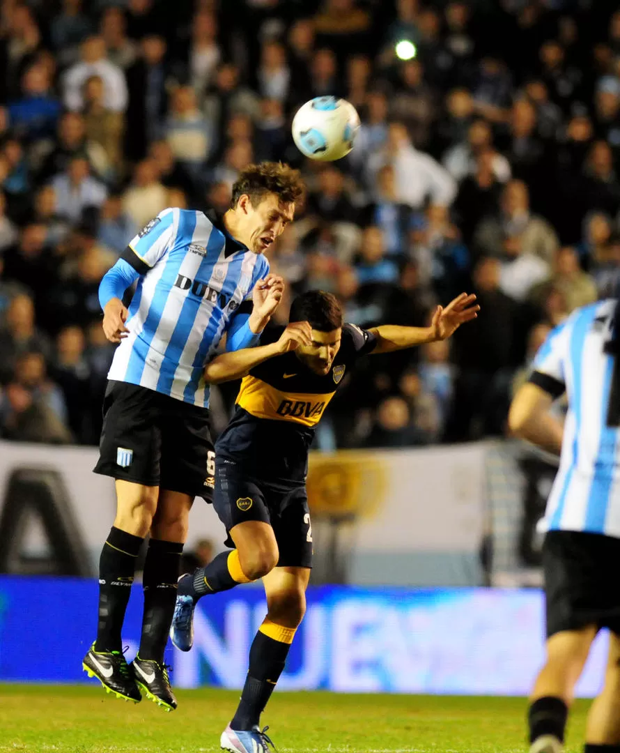 MÁS ALTO. Cahais le gana en el salto a Blandi, como Racing a Boca en el partido. 