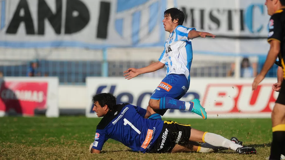 HACELO. Peña ya frotó la lámpara y Argañaraz definió ante la salida del arquero para anotar su primer gol en primera. LA GACETA / JORGE OLMOS SGROSSO