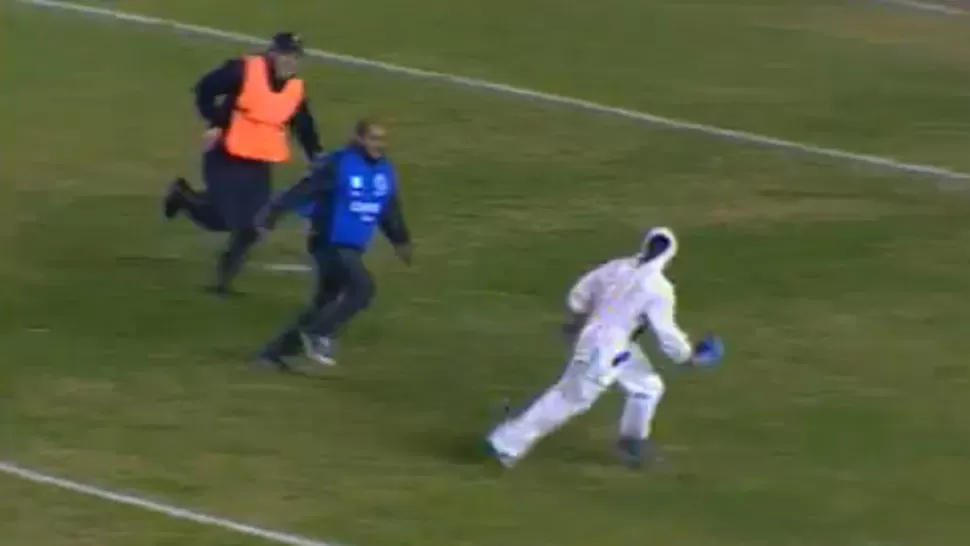 SABE CORRER. El simpatizante se paseó por la cancha antes del penal de Saja. CAPTURA DE VIDEO