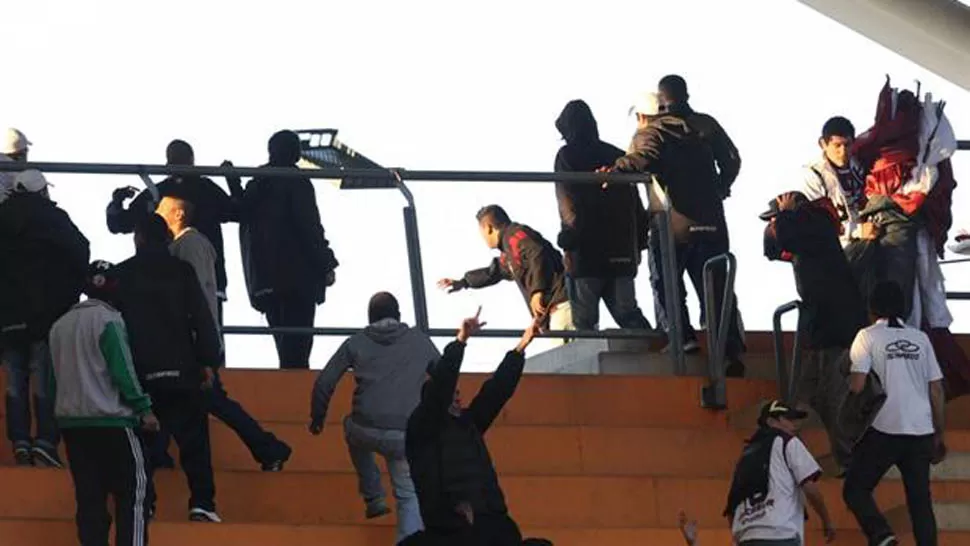 ENTRETIEMPO. Lanús jugaba ante Estudiantes un partido clave para sus aspiraciones al título cuando en la tribuna comenzaron una serie de incidentes. FOTO TOMADA DE LANACION.COM