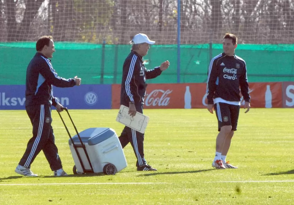 LO CUIDA. Sabella volverá a dejar a Messi entre los suplentes para el encuentro de mañana, contra Ecuador. 