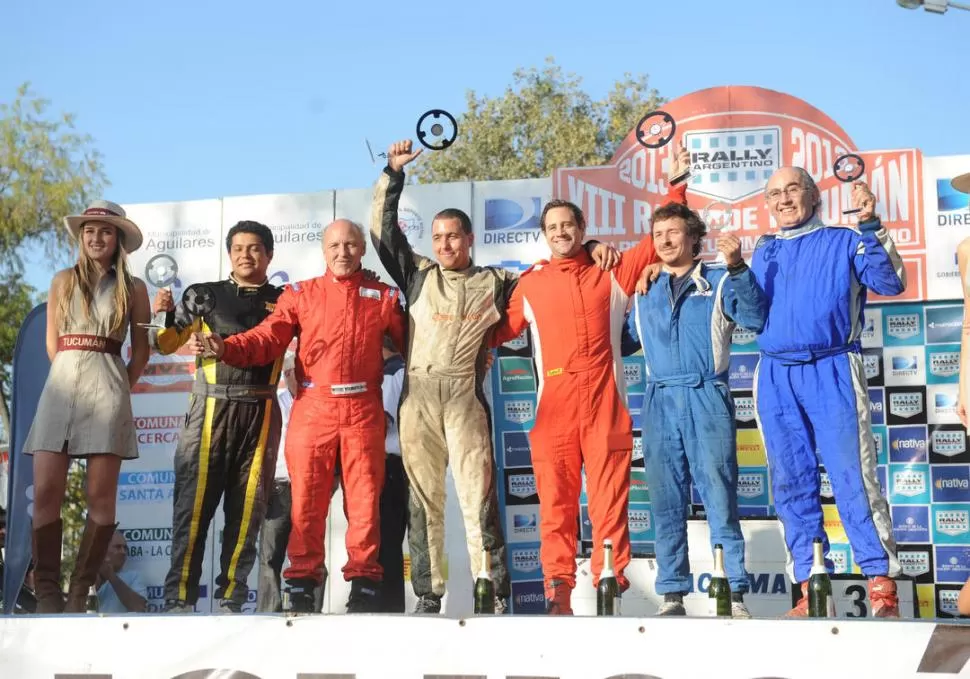 PODIO. Miguel -p- (segundo desde la izquierda), Andrés (tercero) y Miguelito (quinto), festejan junto con sus navegantes: Monasterolo, Del Riego y Cadiñanos. 