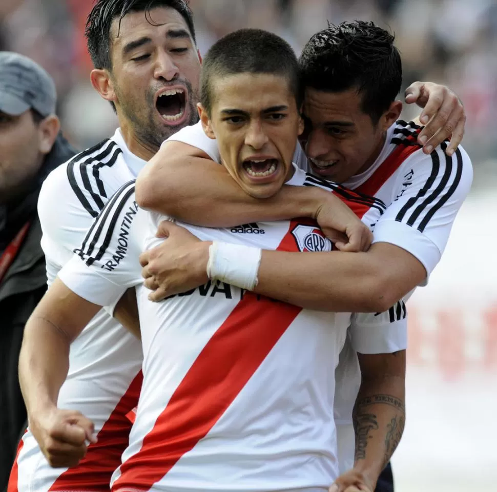 TODA LA ALEGRÍA. Gabriel Funes Mori abraza a Emanuel Lanzini luego de que marcara el último gol del millonario. FOTOS DYN