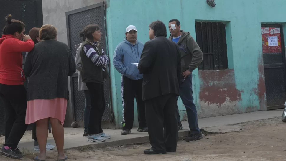 SIN EXPLICACION. Los vecinos aún no pueden creer lo que sucedió anoche. LA GACETA / FOTO DE FRANCO VERA