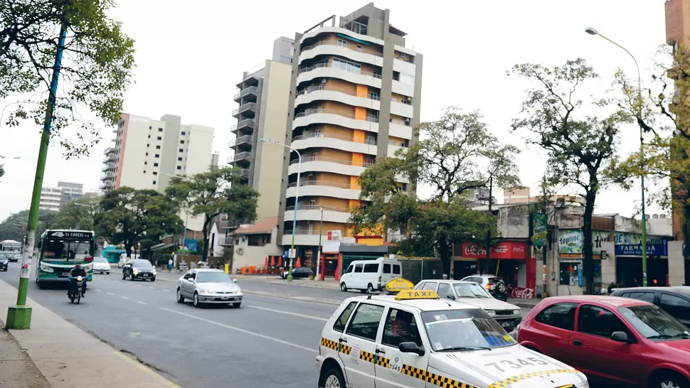 HACIA ARRIBA. Frente al parque Avellaneda, se construyen cada vez más edificios en altura, lo cual genera la apertura de comercios en los alrededores. LA GACETA / FOTOS DE JORGE OLMOS SGROSSO