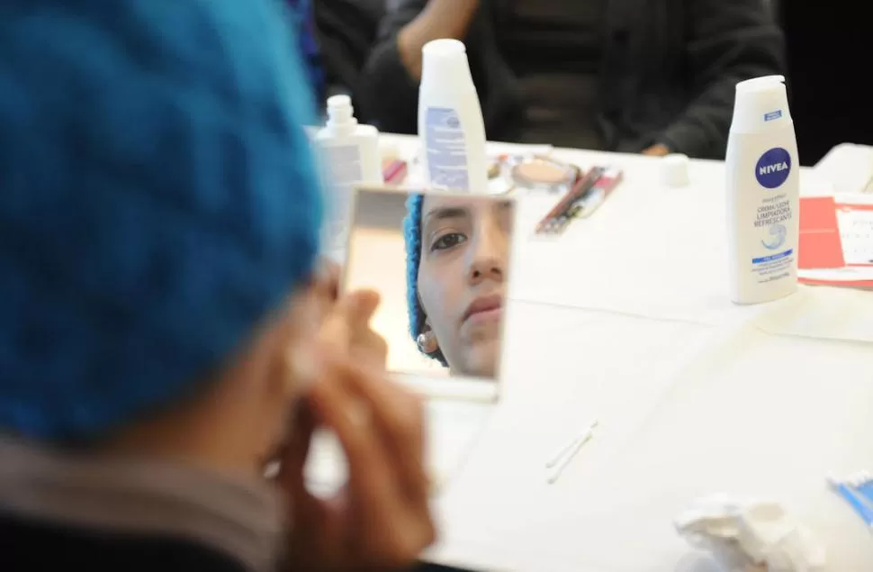 EMBELLECERSE. Lourdes aprende a taparse manchas e imperfecciones. LA GACETA / FOTO DE HECTOR PERALTA