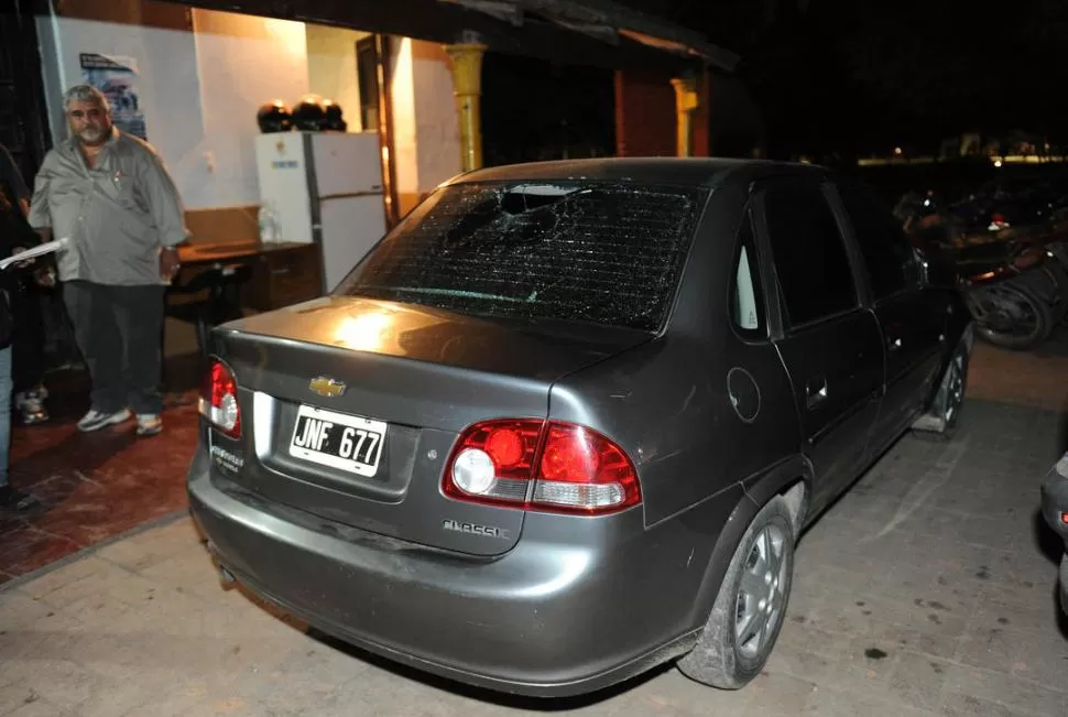 EL ORIGEN DE LA PELEA. Anoche, el Chevrolet Classic de Brahin Ale Sale quedó secuestrado en la sede del Área Investigativa de la 10°. LA GACETA / FOTO DE HECTOR PERALTA