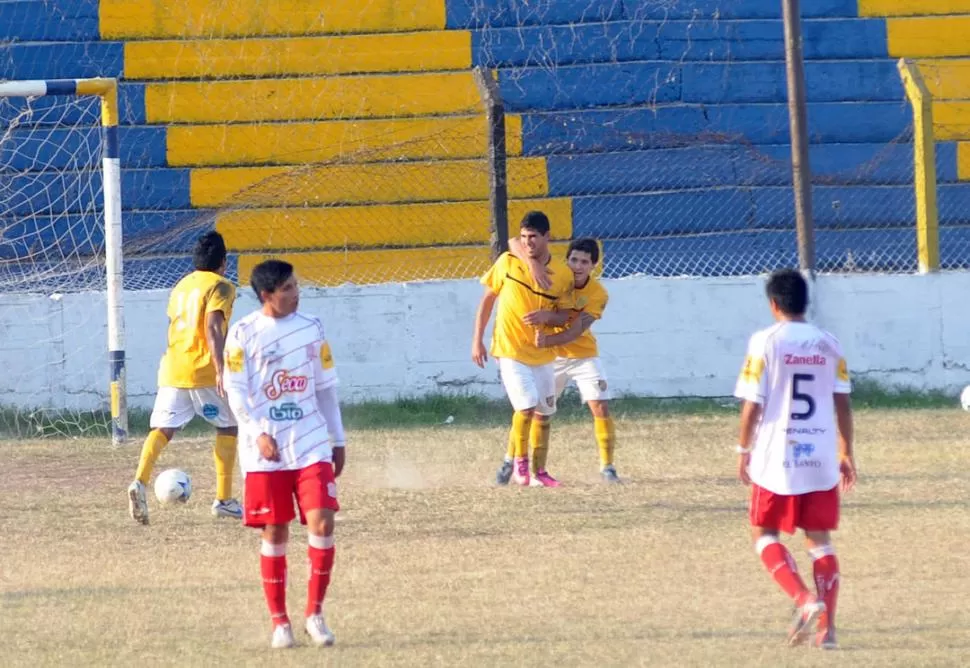 HÉROE. Mansilla ya marcó el segundo gol y lo festeja con Guerrero Jiménez. 