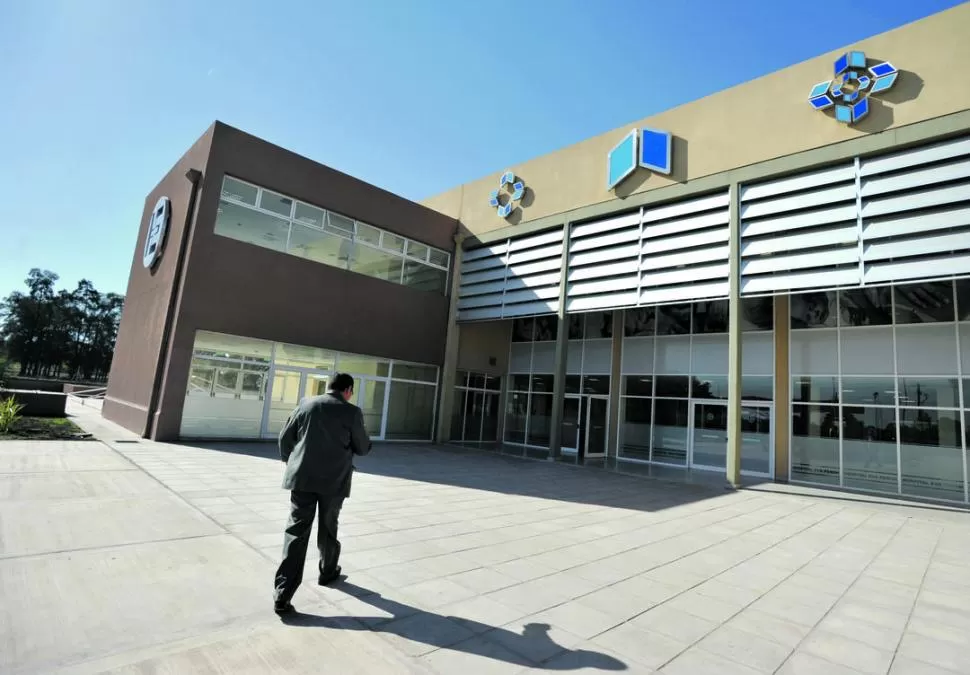 SANIDAD PÚBLICA CON ACENTO ESPAÑOL. El Hospital del Este en la víspera de su apertura y Javier Benosa Lalaguna, cónsul general de España. LA GACETA / FOTOS DE DIEGO ARAOZ - OSCAR FERRONATO