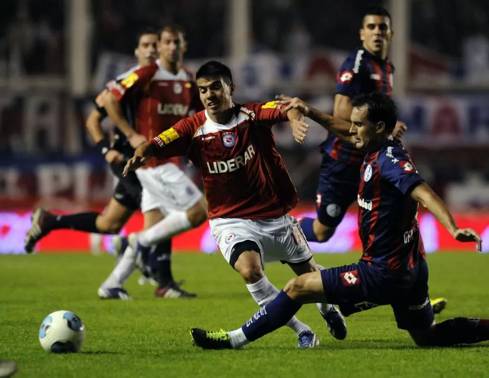 LA PELEA DURO HASTA EL ÚLTIMO MINUTO. San Lorenzo y Argentinos jugaron un duelo con dientes apretados y no le regalaron ni un centímetro al adversario. 